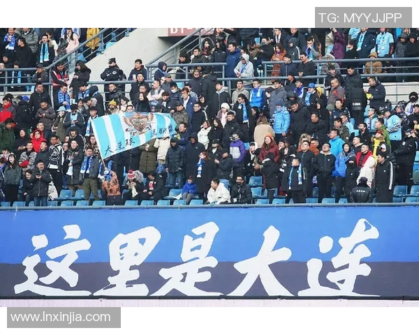 大连一方足球队奋勇争先力争冠军展现团队精神与拼搏精神